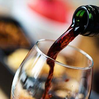 Wein trinken in der Roots Sportsbar Braunschweig